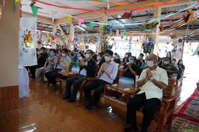 คุณอรุณ อินเจริญศักดิ์ ประธานเจ้าหน้าที่ฝ่ายปฏิบัติการ บริษัท เกลือพิมาย จำกัด และบริษัทในเครือ ร่วมเป็นเจ้าภาพทอดกฐิน