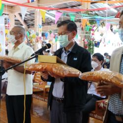 คุณอรุณ อินเจริญศักดิ์ ประธานเจ้าหน้าที่ฝ่ายปฏิบัติการ บริษัท เกลือพิมาย จำกัด และบริษัทในเครือ ร่วมเป็นเจ้าภาพทอดกฐิน