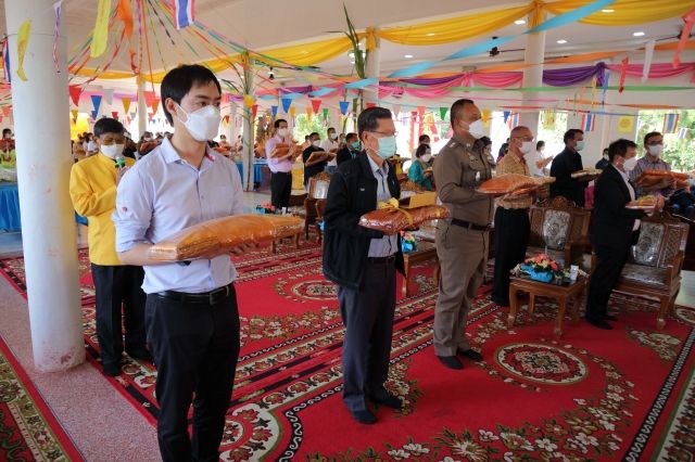 คุณอรุณ อินเจริญศักดิ์ ประธานเจ้าหน้าที่ฝ่ายปฏิบัติการ บริษัท เกลือพิมาย จำกัด และบริษัทในเครือ ร่วมเป็นเจ้าภาพทอดกฐิน