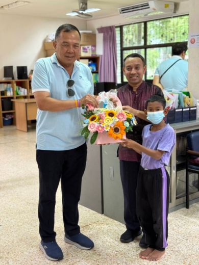 กิจกรรมให้กำลังใจ สนับสนุนส่งของจำเป็น และ เงิน แก่ เจ้าหน้าที่ และ เด็ก