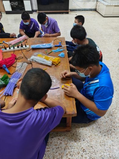 กิจกรรมให้กำลังใจ สนับสนุนส่งของจำเป็น และ เงิน แก่ เจ้าหน้าที่ และ เด็ก