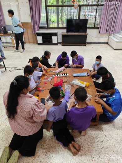 กิจกรรมให้กำลังใจ สนับสนุนส่งของจำเป็น และ เงิน แก่ เจ้าหน้าที่ และ เด็ก