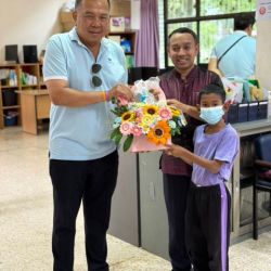 กิจกรรมให้กำลังใจ สนับสนุนส่งของจำเป็น และ เงิน แก่ เจ้าหน้าที่ และ เด็ก