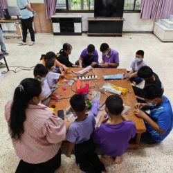 กิจกรรมให้กำลังใจ สนับสนุนส่งของจำเป็น และ เงิน แก่ เจ้าหน้าที่ และ เด็ก